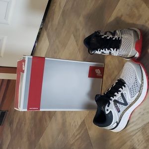 Men's New Balance 1080 fresh foam 8 1/2 Grey&Black